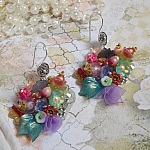BO Couronne Chic Printani&egrave;re cr&eacute;&eacute;es avec des diverses fleurs, perles de Murano,  cristaux, divers accessoires et des crochets d'oreilles en Argent 925/1000