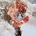 Broche Rustic Rose cr&eacute;e avec un cabochon repr&eacute;sentant une jeune fille souriante, de la dentelle Orange strass&eacute; et Rose, des cristaux, des perles en verre et des accessoires divers
