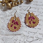 BO Holidays aux teintes color&eacute;es de Beige et Fuchsia inspir&eacute;es des belles vacances. Mont&eacute;es avec des rocailles en Verre sur supports de boucles gouttes, cristaux et crochets Gold Filled 14 carats