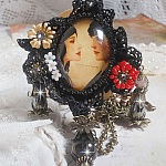 Collier Love Romance cr&eacute;e avec des cristaux, un cabochon ovale repr&eacute;sentant deux femmes, des Quartz, H&eacute;matites, des perles en plaqu&eacute; or et autres accessoires