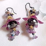 BO Funky Black avec des perles facett&eacute;es verre de boh&egrave;me en forme de potiron, fleurs clochettes Purple, fleurs lucites peintes &agrave; la main, coupelles et cristaux. Mont&eacute;s sur des crochets en laiton Noir.