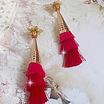 BO Stone longues avec 3 pompons Rose/Fuchsia et Rouge aux c&ocirc;nes ajour&eacute;s mont&eacute;s avec des Quartz Rose, entretoises et crochets d&rsquo;oreilles en Gold Filled 14 carats. Une originalit&eacute; aux couleurs d&eacute;grad&eacute;es