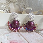 BO Fleurs de Cabaret avec des cabochons ronds Bordeaux en cristal de Swarovski, des toupies Fuschia, des fleurs clochettes en verre sur une base pendentif argent&eacute;e et des clous d'oreilles en m&eacute;tal