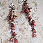 BO Corail Roses Sauvages  cr&eacute;&eacute;es avec boutons de Roses en verre, cristaux, fleurs lucites peintes &agrave; la main, coupelles et dormeuses en laiton