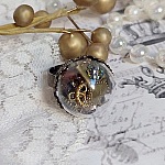 Bague Clochy mont&eacute;e avec breloques m&eacute;tal, cabochons Cristal Swarovski et perles r&eacute;sine