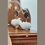 BO Cassandre avec des pierres de gemme : le Howlite Blanc &agrave; laquelle s&rsquo;ajoute des pompons, des intercalaires rondelles, des coupelles feuilles et breloques. Mont&eacute;s sur des puces Noires et Dor&eacute;es 