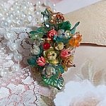 Bague Patiflo d&rsquo;une composition florale cr&eacute;&eacute;e avec des cristaux, fleurs en R&eacute;sine, perles, clochettes, pens&eacute;es, boutons de rose en Verre, estampes et coupelles. Le tout est mont&eacute; sur une bague estampe
