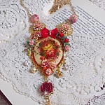 Collier Roseraie Proven&ccedil;ale cr&eacute;e avec des perles en verre, c&eacute;ramique, r&eacute;sine, des accessoires en plaqu&eacute; Or et autres avec un n&oelig;ud en satin Rouge