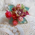 Bague Roseraie Proven&ccedil;ale cr&eacute;&eacute;e avec des toupies de Swarovski, des perles en r&eacute;sine, acrylique, verre et accessoires en laiton dor&eacute;