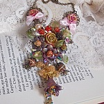 Collier Lis&egrave;re de For&ecirc;t Fleurie mi-long, c&eacute;ramique, cristaux, fleurs, perles, breloques, accessoires Laiton et m&eacute;tal, une belle for&ecirc;t !	