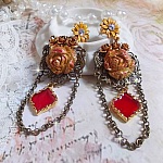 BO Feu de Lumi&egrave;re avec des cabochons roses de couleur Jaune et rouge en porcelaine, cristaux, mont&eacute;s sur estampes, feuilles en laiton, boucles marguerites &eacute;maill&eacute;es et pendentifs vitrail Rouge