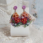 BO Pr&eacute;cieuses Fleurs en r&eacute;sine, breloques abeilles et cristaux. Tout est positionn&eacute; sur des estampes color&eacute;es avec des crochets d&rsquo;oreilles Marguerite M&eacute;tal. Belles nuances de couleurs