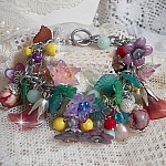 Bracelet Lady Luxe mont&eacute; avec des perles de gemme : L&rsquo;Amazonite et la Sugilite &agrave; laquelle s&rsquo;ajoute des fleurs de diff&eacute;rentes vari&eacute;t&eacute;s peintes &agrave; la main : lucite et r&eacute;sine, breloques et perles