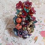 Bague Onia pour une composition florale cr&eacute;&eacute;e avec des cristaux, fleurs : perles, clochettes, pens&eacute;es, gouttes Druzy,  pierre de gemme : le Corail, perles cloisonn&eacute;es et bague ovale en Laiton