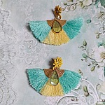BO Mint and Yellow mont&eacute;es avec des pompons, pince demi-lune, gouttes r&eacute;sine et puces m&eacute;tal