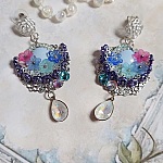 BO Cara&iuml;bes mont&eacute;es avec fleurs, strass, estampes, calottes, perles cristal Swarovski et clous d&rsquo;oreilles 
