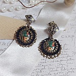 BO Chatou Steampunk mont&eacute;es avec cabochons loupes repr&eacute;sentant des chats en chapeau haut de forme Vert avec un m&eacute;daillon orn&eacute;s d&rsquo;une cha&icirc;ne strass Noire sur estampes Bonze et clous d'oreilles Laiton