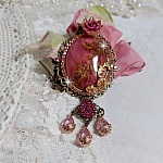 Pendentif Pampelone Fuchsia Haute Couture avec un cabochon artisanal et feuilles d&rsquo;or, orn&eacute; de strass, cristaux Roses, rose en r&eacute;sine, breloques, entretoises dentelles, Murano et ruban de soie