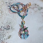  Collier Coquette cr&eacute;&eacute; avec deux estampes &agrave; laquelle s&rsquo;ajoute des fleurs en velours floqu&eacute;, perles aplaties Cristal, fleurs : Epoxy, Porcelaine, R&eacute;sine, cabochon loupe, rubans et cha&icirc;ne plaqu&eacute; Or