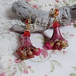 BO Esp&eacute;rance d&rsquo;un Jour avec des fleurs r&eacute;sine et synth&eacute;tique, cha&icirc;ne plaqu&eacute;e or, perles cristal Swarovski.