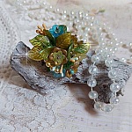 Bague C&eacute;zanne mont&eacute;e avec des petites fleurs lucites peintes &agrave; la main &agrave; laquelle s&rsquo;ajoute des feuilles, cristaux, perles, &eacute;tamines, grosses rocailles, perles nacr&eacute;es et m&eacute;tal sur une bague en Laiton