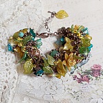 Bracelet C&eacute;zanne cr&eacute;&eacute; avec des grandes et petites fleurs peintes &agrave; la main dans les tons de Jaune, Or, Vert, Bleu, Cuivre, Marron et Bronze &agrave; laquelle s&rsquo;ajoute perles : Aventurine et Jade Jaune Clair