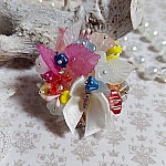 Bague Emeline mont&eacute;e avec fleurs en verre, fleurs et feuilles r&eacute;sine, perles cristal Swarovski et bague filigran&eacute;e