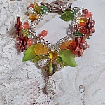 Bracelet Blondy cr&eacute;&eacute; sur un bracelet gourmette avec fleurs, feuilles, perles, cristaux et perles en Jade teint&eacute; Orange