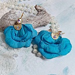 BO Charming Blue cr&eacute;&eacute;es avec p&eacute;tales de rose tissu, embouts demi-lunes et perles cristal Swarovski