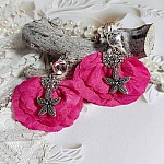 BO Charming Fuchsia cr&eacute;&eacute;es avec perles Swarovski, p&eacute;tales de roses en tissu et dormeuses laitons