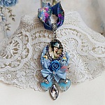 Pendentif Infiniment Bleut&eacute; cr&eacute;&eacute; avec fleurs synth&eacute;tiques, r&eacute;sine, cabochon verre, ruban velours et perles Cristal Swarovski