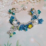 Bracelet Regard Scintillant avec fleurs frosted, clochettes verres, rondes r&eacute;sines, breloques et perles Cristal Swarovski