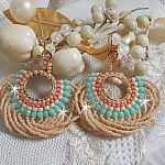 BO Ronde de perles avec des perles, rocailles Miyuki et Matubo en verre de couleur Menthe/Beige/Saumon/Caramel mont&eacute;s sur des anneaux cr&eacute;oles avec des crochets en Laiton, une &eacute;l&eacute;gance &agrave; porter.