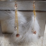 BO Douce Blanche aux plumes blanches, perles en plaqu&eacute; Or et Cuivre/Argent, crochets d'oreilles avec un cristal. Un look Am&eacute;rindien 