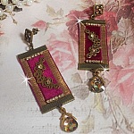 BO Vintage Arabesque mont&eacute;es avec galons Bordeaux aux liser&eacute;s Or, estampes demi-lune, cha&icirc;ne strass en cristal et clous d'oreilles en m&eacute;tal bronze