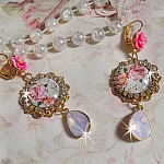 BO Bouquet Valentine, cabochons en verre strass&eacute;s de cristaux, roses en r&eacute;sine, poires Rose Opale en cristal et dormeuses dor&eacute;es Laiton