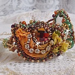 Bracelet Lune V&eacute;nitienne brod&eacute; avec un ruban de soie Orange, Vert et Jaune, cristaux : toupies, chatons Crystal et P&eacute;ridot. S&rsquo;ajoute des facettes, perles magiques et rocailles