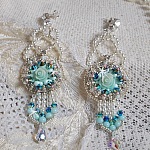 BO Blue Flowers brod&eacute;es avec des cabochons en forme de rose R&eacute;sine, toupies Jet AB2X, perles rondes nacr&eacute;es, navettes et cha&icirc;ne en Cristal. Le tout est orn&eacute; de rocailles et farfalles