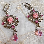 BO Irr&eacute;sistible Eden avec cabochons ronds et gouttes en cristal, cabochons en r&eacute;sine, estampes bomb&eacute;es, dormeuses fleur de lys en laiton