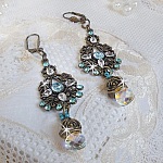BO Lady in Blue mont&eacute;es avec des chandeliers, intercalaires rondes en forme de fleur, cristaux, poires en Zirconium, rocailles en Verre sur dormeuses en Laiton
