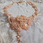 Plastron Idylle Beaut&eacute; Haute Couture brod&eacute; avec cabochons perl&eacute;s de perles rondes nacr&eacute;es en Cristal de Swarovski, des toupies et des rocailles de couleur Saumon, une belle harmonie avec le design 