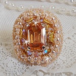 Bague Idylle Beaut&eacute; brod&eacute;e avec cabochon rectangle Light Topaz sur une estampe dor&eacute;e,  orn&eacute;e de perles nacr&eacute;es Ivoire, les rocailles miyuki et les toupies finissent le contour de la bague r&eacute;glable