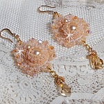 BO Idylle Beauty brod&eacute;es avec des perles rondes nacr&eacute;es, toupies, gouttes polygones en Cristal &agrave; laquelle s'ajoute des rocailles de qualit&eacute; P&ecirc;che et Saumon avec des crochets d'oreilles en plaqu&eacute; Or  