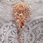 Broche Idylle Beauty brod&eacute;e avec des Cristaux de Swarovski, des perles rondes nacr&eacute;es et des rocailles