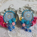 BO Far West brod&eacute;es avec du tissu en jean, du tissu mouchet&eacute; de couleur Bleu/Rose/Jaune et Vert, des roses en r&eacute;sine, des gouttes Saphir, une cha&icirc;ne strass avec des dormeuses en Argent 925