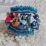 Bracelet Far West manchette brod&eacute; avec du tissu en jean, des perles de gemmes : le Sodalite, l'Agathe, des perles en c&eacute;ramique, des perles rondes nacr&eacute;es en verre de Boh&egrave;me et des rocailles