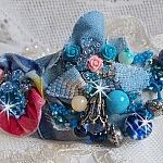 Barrette &agrave; cheveux Far West brod&eacute;e avec des pierres semi-pr&eacute;cieuses (le Sodalite et le Jade Jaune), du tissu en Jean avec des fleurs, des Cristaux de Swarovski et des rocailles