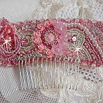 Peigne Magnolia brod&eacute; avec perles Cristal de Swarovski, fleurs r&eacute;sine, rocailles verre, strass