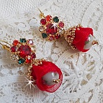 BO Mia avec des perles rondes Fimo avec des Roses, mont&eacute;es avec des coupelles filigran&eacute;es en Plaqu&eacute; Or avec du ruban organza Rouge &agrave; laquelle s&rsquo;ajoute des cabochons ronds sur dormeuses en Laiton
