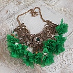 Collier Belle Emeraude mont&eacute; avec des fleurs en tissu, des Cristaux de Swarovski et des rocailles